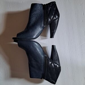 Seychelles Black Blue Leather Peekaboo Toe Amusing Shoe Ankle Heel Boots Size 7